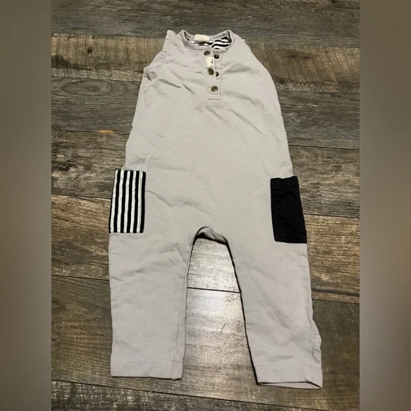 Turtledove London 1-2 years Gray Romper with Black and White Accents - Picture 1 of 8